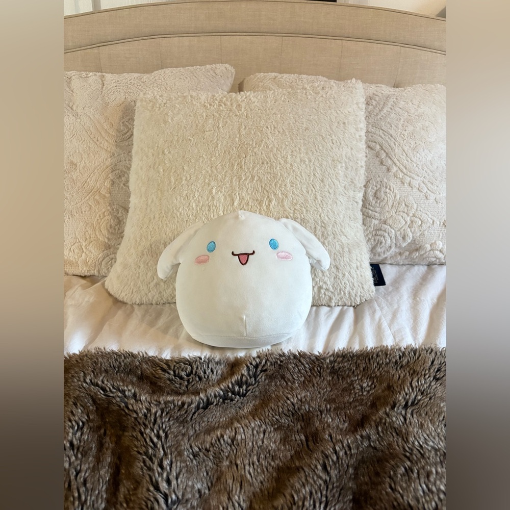 Hello Kitty Cinnamon Roll Squishmallow Sanrio - Picture 7 of 9